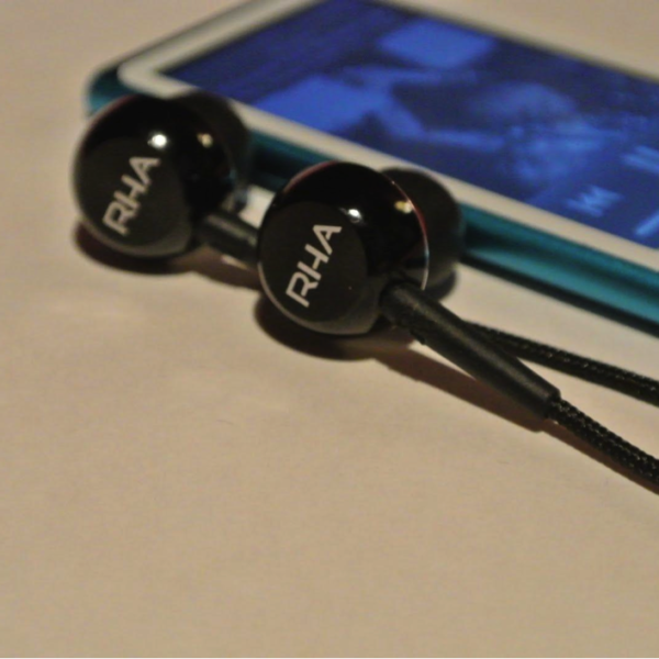 MA450i Earphones and iPod Nano