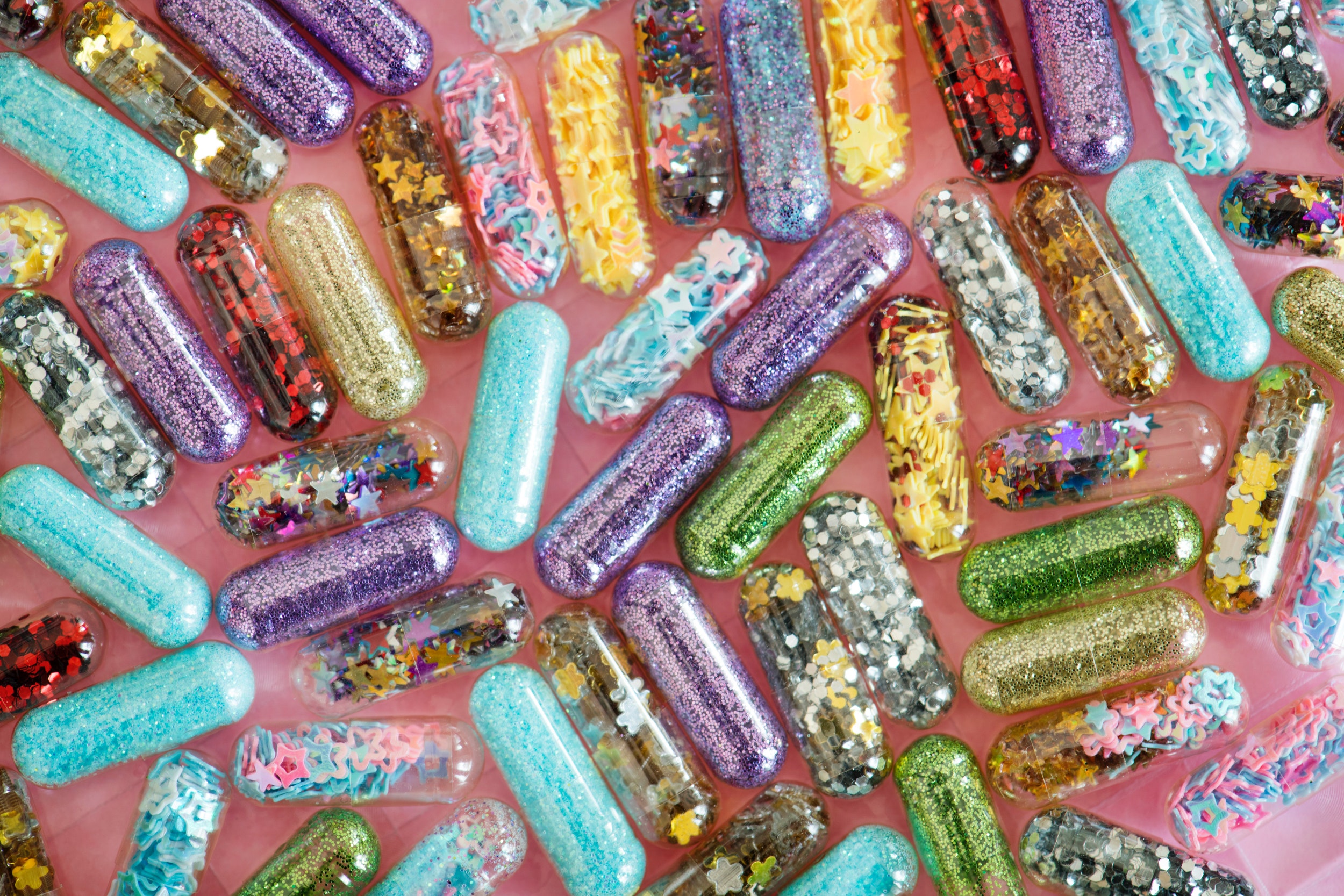 Gelatin capsules filled with glitter