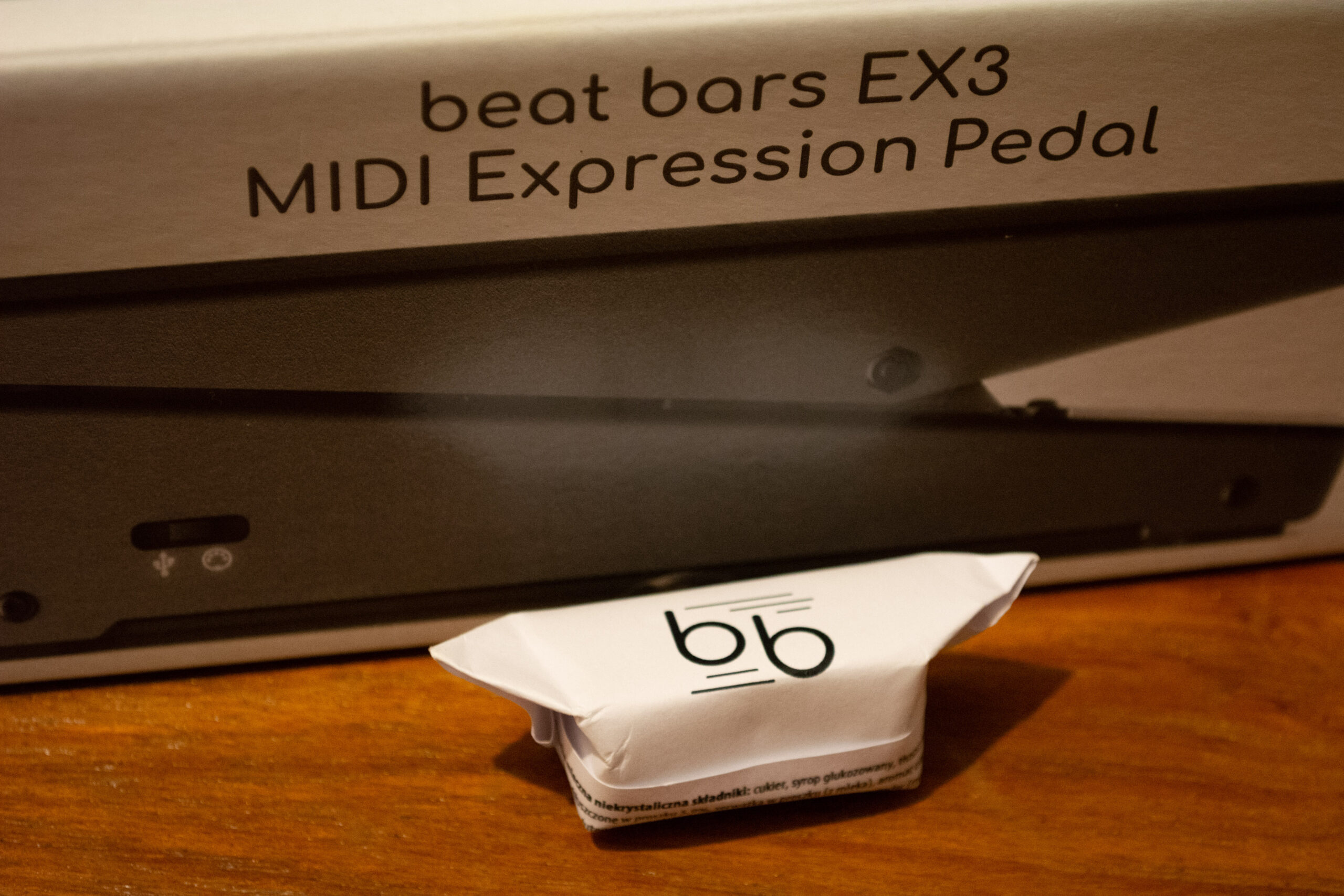 Beat Bars EX3 MIDI Expression Pedal packaging and candy